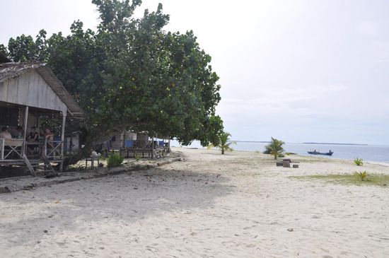 Vorn das Restaurant, wo immer Treff ist