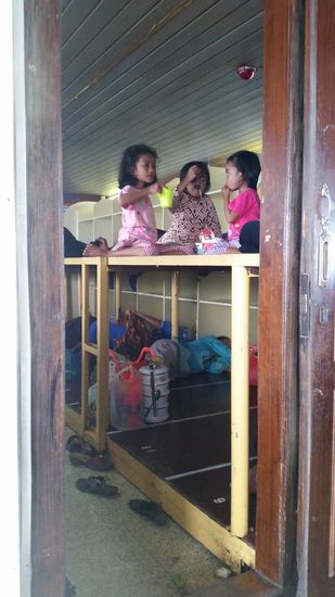 Wie Regale. Unten liegen die Älteren und oben spielen die Kinder