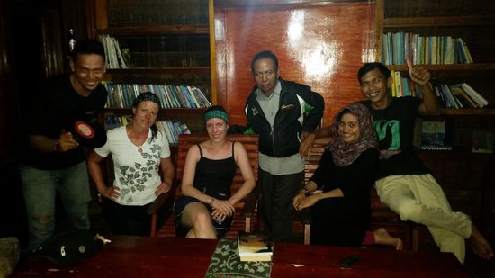 Familienfoto in der Bibliothek