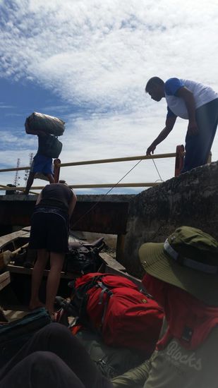 Wir kraxeln aus dem Boot...