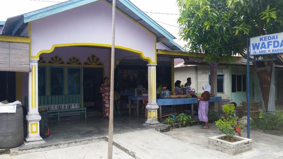 Das ist das Kaufhaus. Gerade ist eine Kundin da