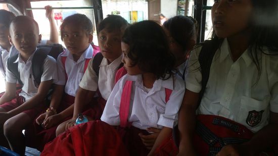 Die quetschen sich lieber zu Siebt auf die gegenüberliegende Bank, als neben uns zu sitzen..