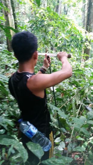 Hier schnitzt uns Alex einen neuen Stock