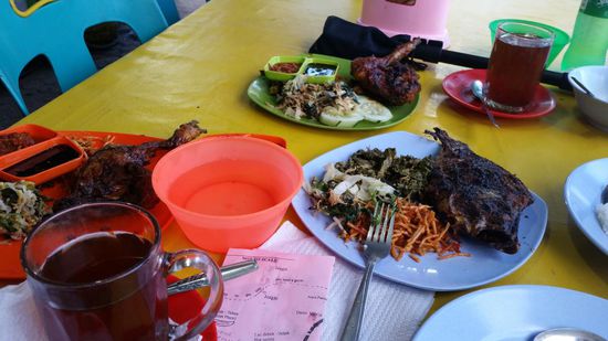 Essen an einem Marktstand
