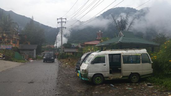 Mit dem Bus fahren wir dann. Im Hintergrund das Brodeln der heißen Quellen und der Vulkane