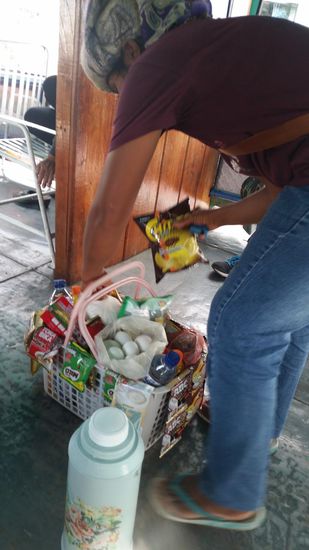 An Bord wir Kaffee, Tee , gekochte Eier u.s.w.  verkauft