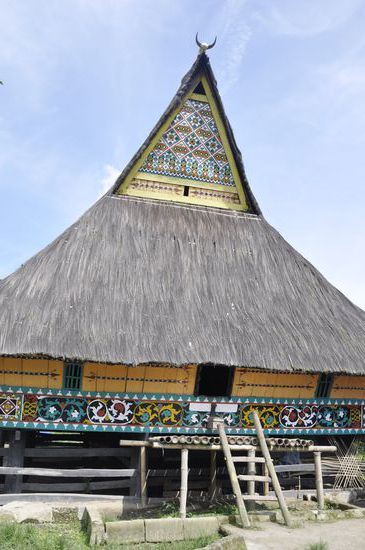 Vor dem Eingang ist ein Gebärstuhl--ja wirklich!