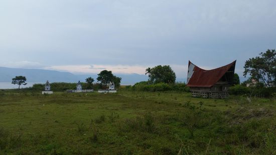 Hinten auf dem Grundstück 3 Gräber
