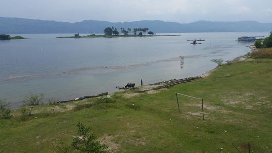 Hier ist es üblich dass die Kinder mithelfen und zum Beispiel die Büffel zum Wasser bringen