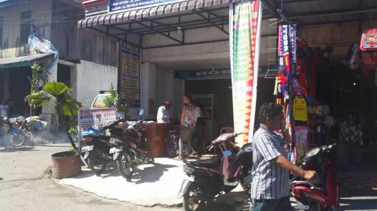 Hier ist der Ticket-Schalter am Hafen von Parapat