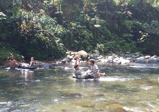 Ganz oft schippern uns die Jungs hin und her über den Fluß