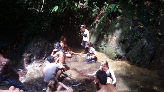 Alle haben Spaß am Wasserfall