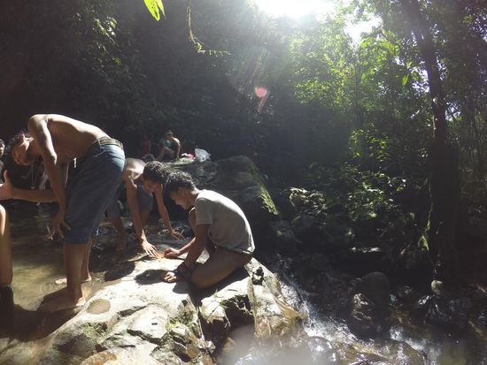 Man bemalt sich gegenseitig mit Naturkreide