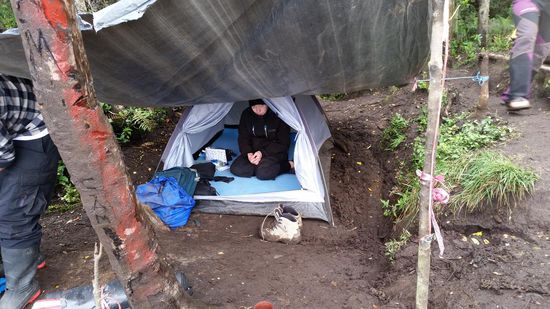 Rings ums Zelt wurde eine Ablaufrinne gekratzt, sonst wäre unser Zelt weggeschwommen.