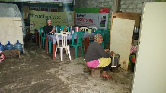 Die Mamma kocht eine leckre Suppe