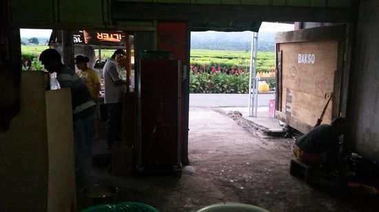 Man holt Hilfe aus der Nachbarschaft, weil wir tatsächlich 3 Gerichte bestellen