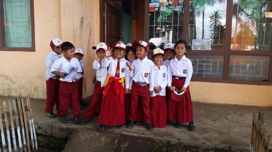 Eine Schulklasse: es müssen wieder Fotos gemacht werden