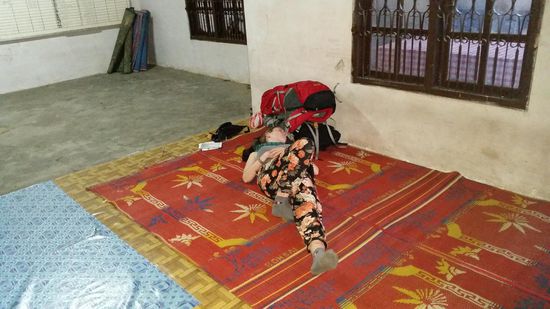 Thalia kann immer und überall schlafen, hier im Prayer room