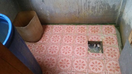 Rechts in dem blauen Bottich ist Wasser zum duschen