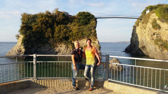 Towan Beach mit der Brücke , welche die Privatinsel mit dem Festland verbindet