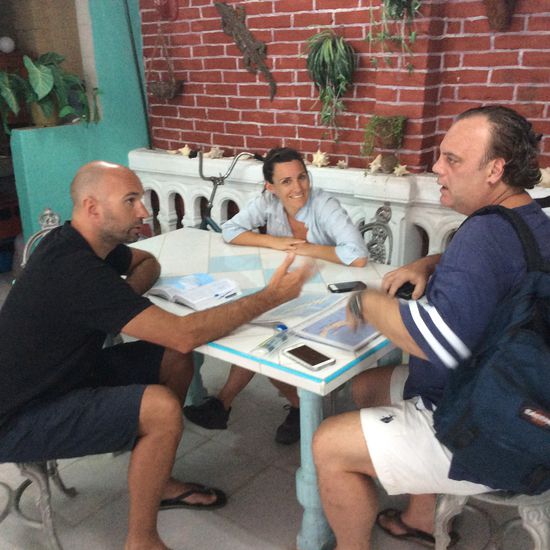 Da man auch von hier mit dem Viazul- Bus  nur mit viiiiel Glück nach Bayamo kommt, ändern wir alle unsere Pläne und beschließen morgen nachmittag zusammen mit dem Bus nach Santa Lucia zu fahren.
Das soll wohl einfacher sein