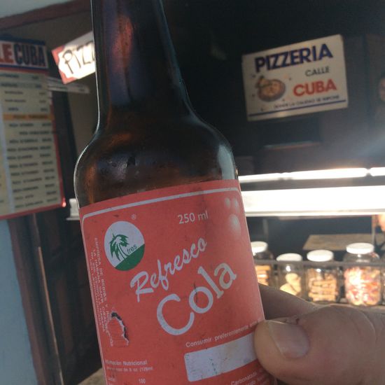 Am Kiosk holen wir uns Pizza und Cola