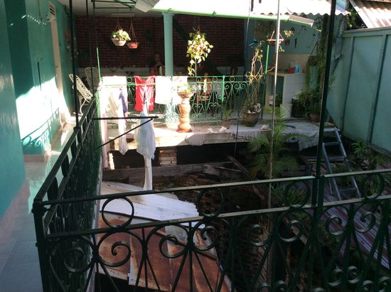 WIeder ein schmales Casa mit vielen Stockwerken nach oben