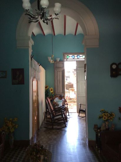 Das Wohnzimmer. Der Chef repariert grade mühsam eine Lampe