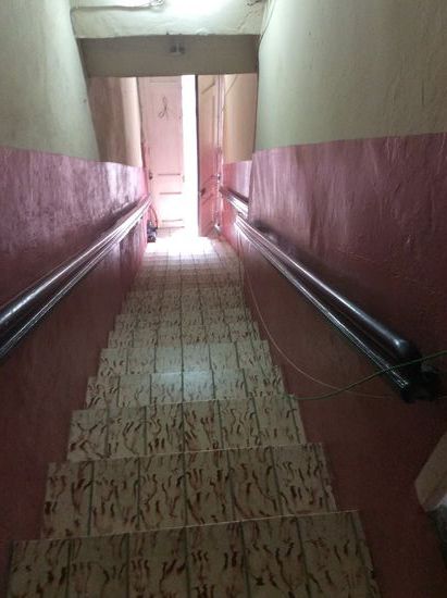 Hier muss  man die raffinierte Seilkonstruktion rechts beachten. Diese dient dazu, die Tür von oben zu öffnen..