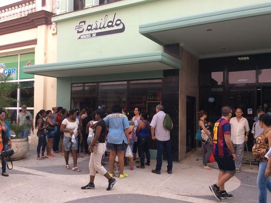 Menschenschlange vor einem Geschäft