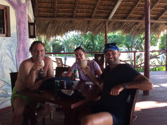 Irgendwann versacken wir bei einigen Bierchen, schicken unseren Chauffeur mit der Kutsche wieder weg und wollen auf die Trauung warten