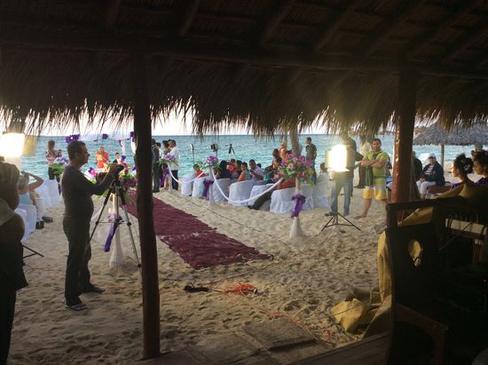 Die Gäste sind schon alle da und die Braut wartet im Auto