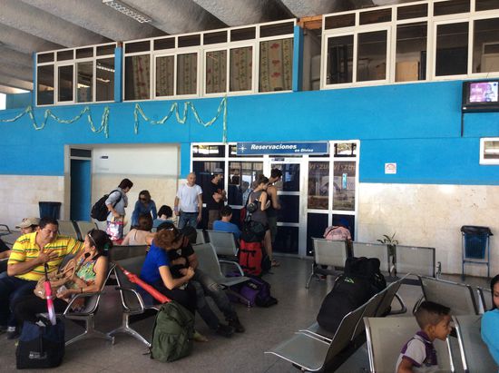 Die Busstation...natürlich wieder eine Schlange vor dem Office