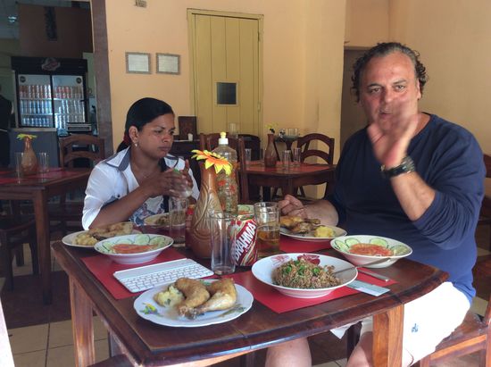 Das junge Mädel hat auch schon eine 6 jährige Tochter, für die sie dann die Essensreste einpackt.
Sie erzählt uns, dass sie in dem Casa für 1 Cuc pro Tag arbeitet.