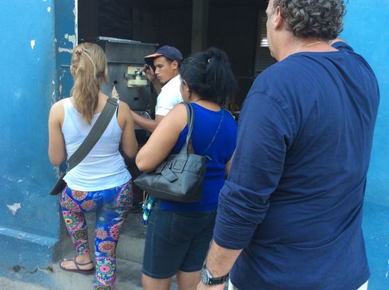 Hier gibt es Eis für 1 Peso. Die größeren Waffeltüten sind ausverkauft, so muss Giovanni 2 kleine nehmen