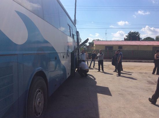 Irgendwas wird am Reifen repariert