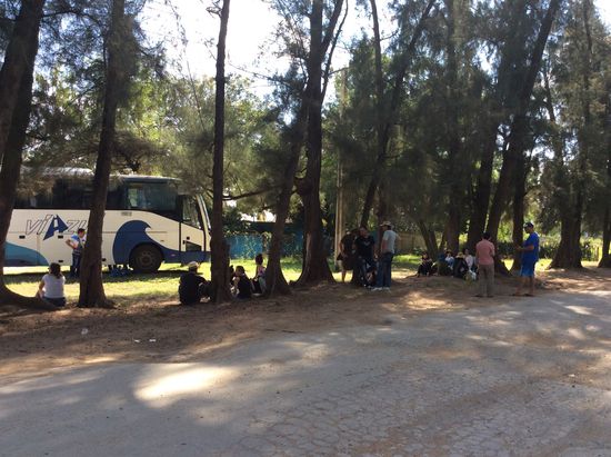 Zwangspause in "Las Tunas":eine Gruppe Chinesen machen Picknick, die Argentinier trinken ihren Mate und wir finden auch ein deutsches Paar aus Chemnitz zum plaudern