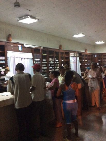 Eine Apotheke: wieder mal eine lange Warteschlange