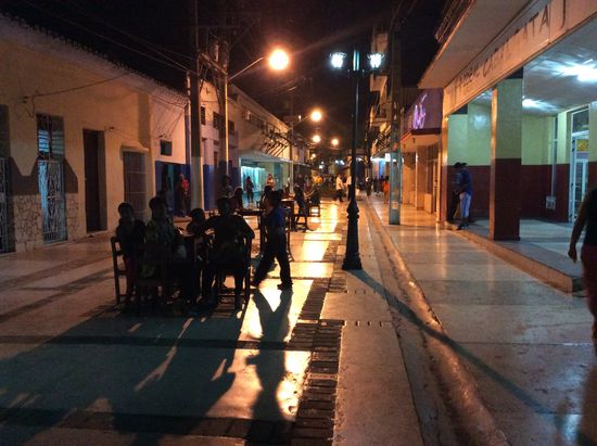 Die schöne Fußgängerzone: Hier sind jetzt Tische aufgebaut und die Leute sitzen und spielen Gesellschaftsspiele