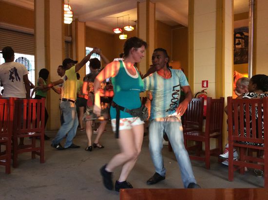 Am Hafen finden wir eine große Halle. Hier wird getanzt und es gibt selbstgebrautes Bier