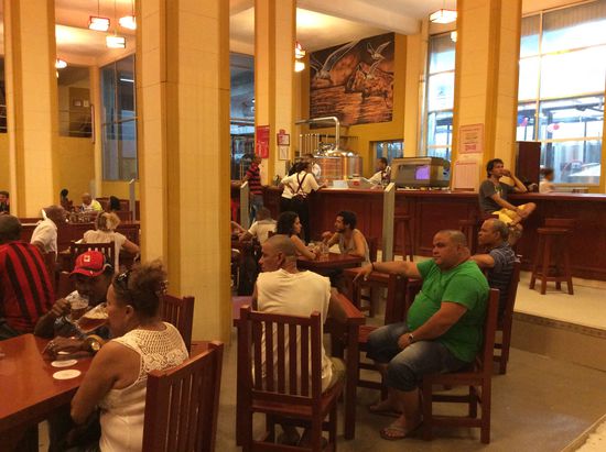 Eine große Halle wie ein Festzelt