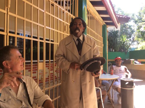 Wir treffen ein bekanntes Paar aus Camagüey wieder und gehen mit ihnen was trinken. Dabei unterhält uns ein Zauberkünstler