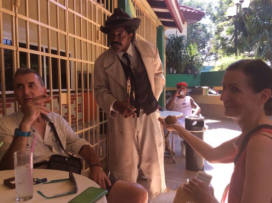 Die beiden erzählen uns, dass sie diesen Zauberer schon vor 3 Jahren hier getroffen haben