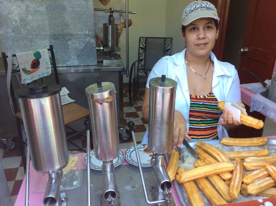 ..die dann mit Vanillecreme , Schoko oder Erdbeercreme gefüllt werden