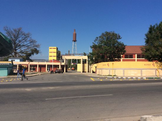 Bierbrauerei von Fidel Castro. An der Seite der Mauer das Zeidhen