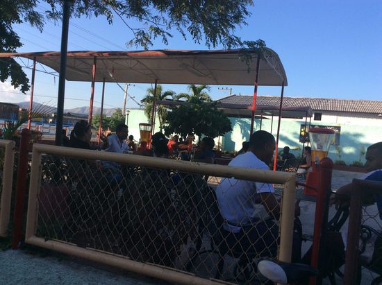 Hier gibt es wie am Ballermann Bier aus Säulen....wir tanken auch mal kurz...