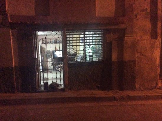 Immer sind die Wohnzimmer zur Straße sodass jeder ungeniert hereinschauen kann