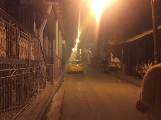 Als wir an unserem Casa ankommen, wartet das Taxi schon.
Außerdem rechts ein großes Verabschiedungskommitee