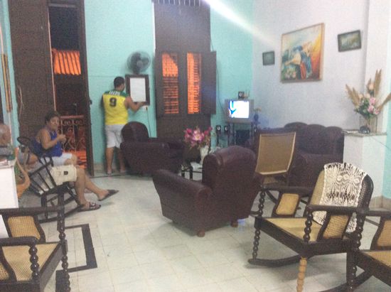 Unsere Gastfamilie im Wohnzimmer. Die Dame des Hauses rührte sich nicht viel--hat für alles ein Mädel aus der Nachbarschaft...