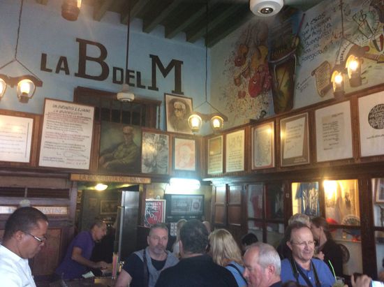 Hinten in der Bar ein Foto von Hemingway und Fidel Castro